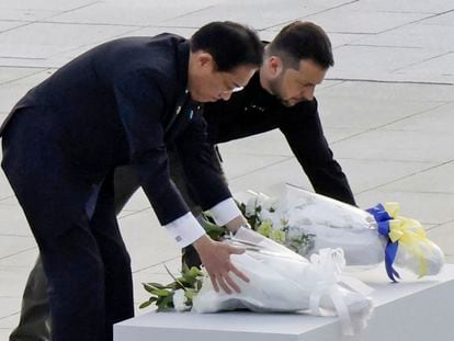 El preidente de Ucrania, Volodímir Zelenski (a la derecha) y el primer ministro de Japón, Fumio Kishida, dejan flores en el Parque de la Paz de Hiroshima, este domingo.