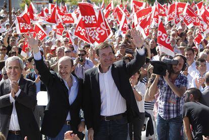 El candidato socialista a la presidencia, acompañado por el líder de los socialistas madrileños, en un encuentro con militantes.