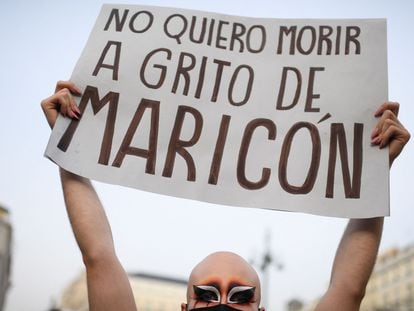 Una persona porta un cartel en una protesta por la muerte de Samuel Luiz el pasado julio en Madrid.