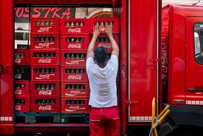Un camión de reparto a hostelería de bebidas de Coca-Cola.