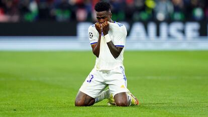 Vinicius, de rodillas al acabar la final de la Champions de París.