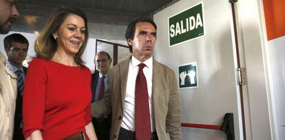 El expresidente del Gobierno, José María Aznar, junto a la secretaria general del PP, María Dolores de Cospedal, en los cursos de verano de FAES.