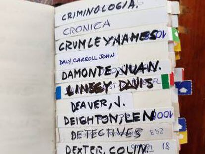 Les etiquetes amb noms de les carpetes que havia fet Paco Camarasa, i que Montse Clavé ha aplegat en una petita llibreta. 