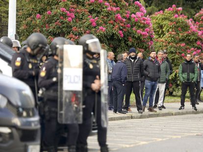 Despliegue policial ante la Xunta por la protesta de los mejilloneros el pasado 13 de abril.