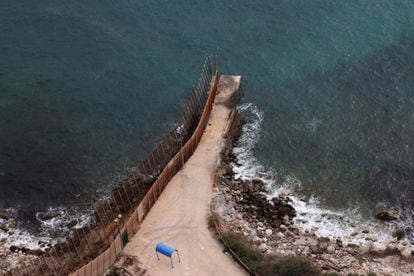 Imagen tomada el pasado mayo del punto en que la valla fronteriza de Melilla entra en el mar.