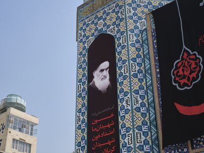 La imagen del ayatolá Jomeiní recibe en el santuario de Saleh el 14 de agosto.