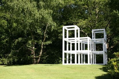 Abierto al público en 1995 junto al Museo Voorlinden, este parque con unas 60 esculturas —con obras de artistas como Mario Merz, Henry Moore, Sol LeWitt (en la foto)— solo se puede recorrer en visita guiada los jueves por la tarde entre mayo y octubre. El paseo dura más de dos horas. www.beeldentuinclingenbosch.nl