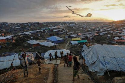 Unos niños vuelan cometas improvisadas en el campo de refugiados de Kutupalong cerca de Cox's Bazar (Bangladés), 10 de diciembre de 2017.
