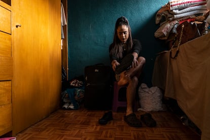 Alexandra, una mujer trans de Guatemala, se prepara para salir a ejercer el trabajo sexual en Ciudad de México, el 4 de marzo.