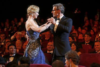 El presentados de la gala, el actor Lambert Wilson, baila con Nicole Kidman durante la ceremonia inaugural del Festival de Cine en Cannes.