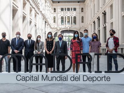 El alcalde de Madrid, José Luis Martínez-Almeida (el quinto por la derecha), y la vicealcaldesa, Begoña Villacís (la cuarta por la derecha), posan para una foto de familia con los embajadores de la candidatura de Madrid a Capital Mundial del Deporte 2022.