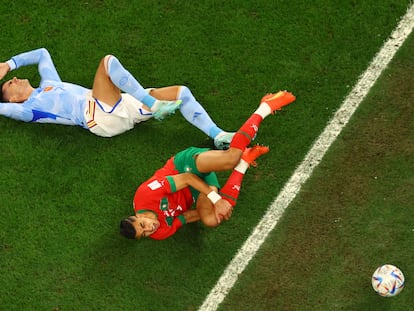 Alvaro Morata y Jawad El Yamiq en el partido de España contra Marruecos.