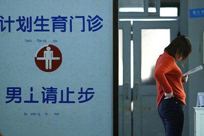 Una mujer lee un folleto en el hospital de Pekín de Ginecología y Obstetricia.