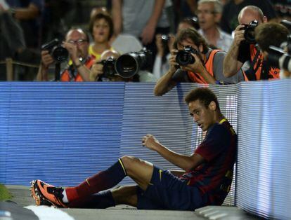 Neymar, tras chocar contra un soporte publicitario.