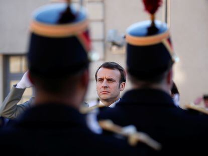 El presidente francés, Emmanuel Macron, pasa revista a las tropas antes de un discurso sobre defensa, en París en febrero de 2020