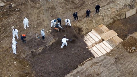 Drone pictures show bodies being buried on New York's Hart Island where the department of corrections is dealing with more burials overall, amid the coronavirus disease (COVID-19) outbreak in New York City, U.S., April 9, 2020. REUTERS/Lucas Jackson     TPX IMAGES OF THE DAY