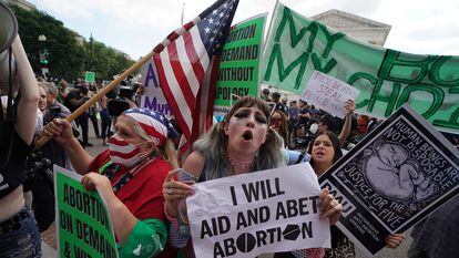 Manifestantes partdarios y contrarios al derecho al aborto se manifiestan este viernes ante la sede del Tribunal Supremo en Washington.