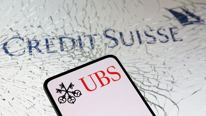 Logos de los bancos Credit Suisse y UBS