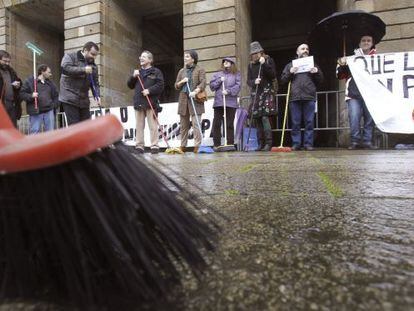 Manifestación del BNG ante el Ayuntamiento de Santiago, con escobas y fregonas para reclamar “limpieza”.