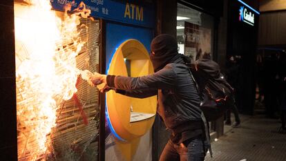 Un manifestante quema un banco en Barcelona durante las protestas por Hasél, el pasado sábado.