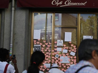 Una de las cristaleras del local llena de mensajes escritos por los ciudadanos cuando cerraron el emblem&aacute;tico caf&eacute; Comercial. 