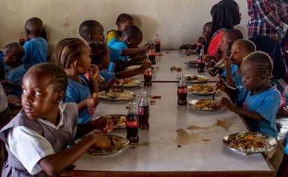 La casa de acogida de Anidan alberga a más de 140 niños y la organización da de comer, viste, cuida y educa a unos 250. De ellos, 15 son seropositivos y reciben atención psicológica. En la imagen, un grupo de niños almuerza en el comedor.