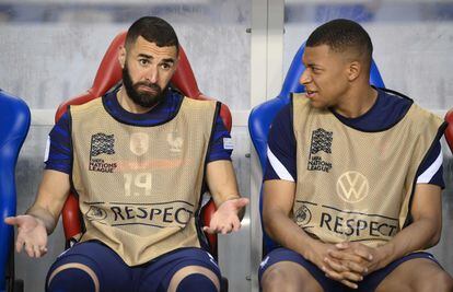 Benzema y Mbappé hablan en el banquillo de Francia, en Viena.