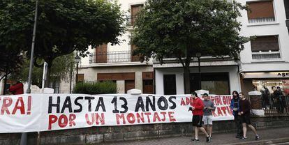 Pancarta de protesta contra la condena a los acusados, en Alsasua.