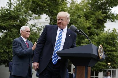 Donald Trump, con el vicepresidente, Mike Pence, este lunes en Washington.