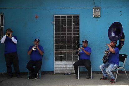 Los músicos marcan el ritmo del desfile por el barrio de San José Oriental al que se desplazan cientos de personas de otros puntos de la capital.