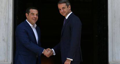 Alexis Tsipras (izquierda) y Kyriakos Mitsotakis se saludan en Atenas el 8 de julio tras ganar el segundo las elecciones.