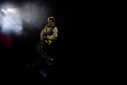 El líder de Muse, Matt Bellamy, en un momento del concierto de anoche en Mad Cool, Madrid.