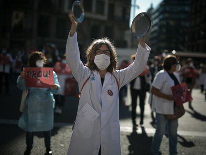 Médicos de atención primaria protestan delante del ICS, en Barcelona.