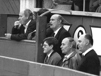 Los hermanos Lozano, en el callejón de Las Ventas, en su etapa como empresarios de la plaza de Madrid.