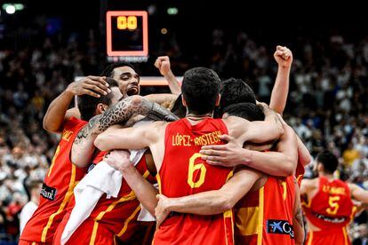 Los jugadores de España celebran su victoria después de ganar la semifinal ante Alemania.