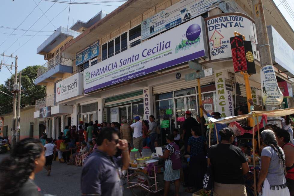 Colas en la oficina del Bansefi en Juchitán.