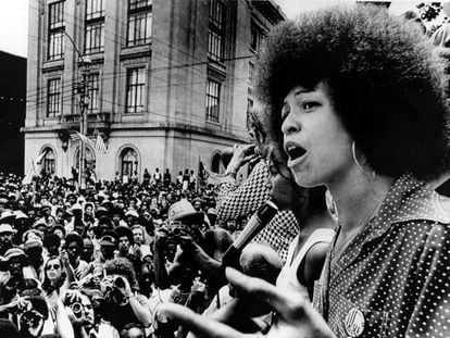 Angela Davis lidera una protesta contra el racismo en Raleigh en 1974.&ensp;