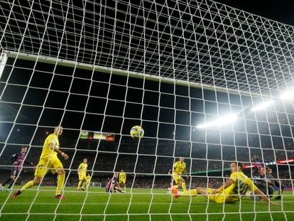 Sergi Roberto marca el primer gol del Barcelona ante el Cádiz.