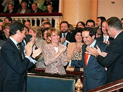 Juan José Lucas, aplaudido ayer en el Senado por su antecesora, Esperanza Aguirre, y el ministro de Trabajo, Eduardo Zaplana (izquierda).