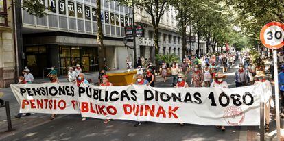 El Movimiento de Pensionistas de Bizkaia durante una manifestación por el centro de Bilbao.