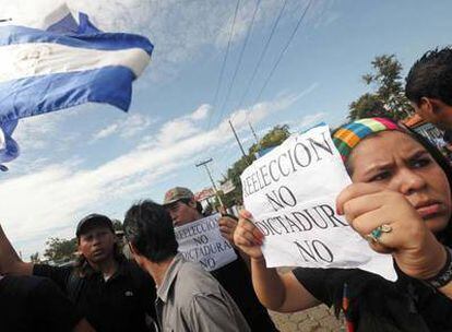 Disidentes sandinistas protestan ayer en Managua contra la sentencia que permite al presidente Daniel Ortega presentarse a la reelección.