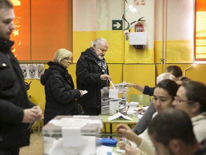 Votantes en las elecciones catalanas de 21 de diciembre