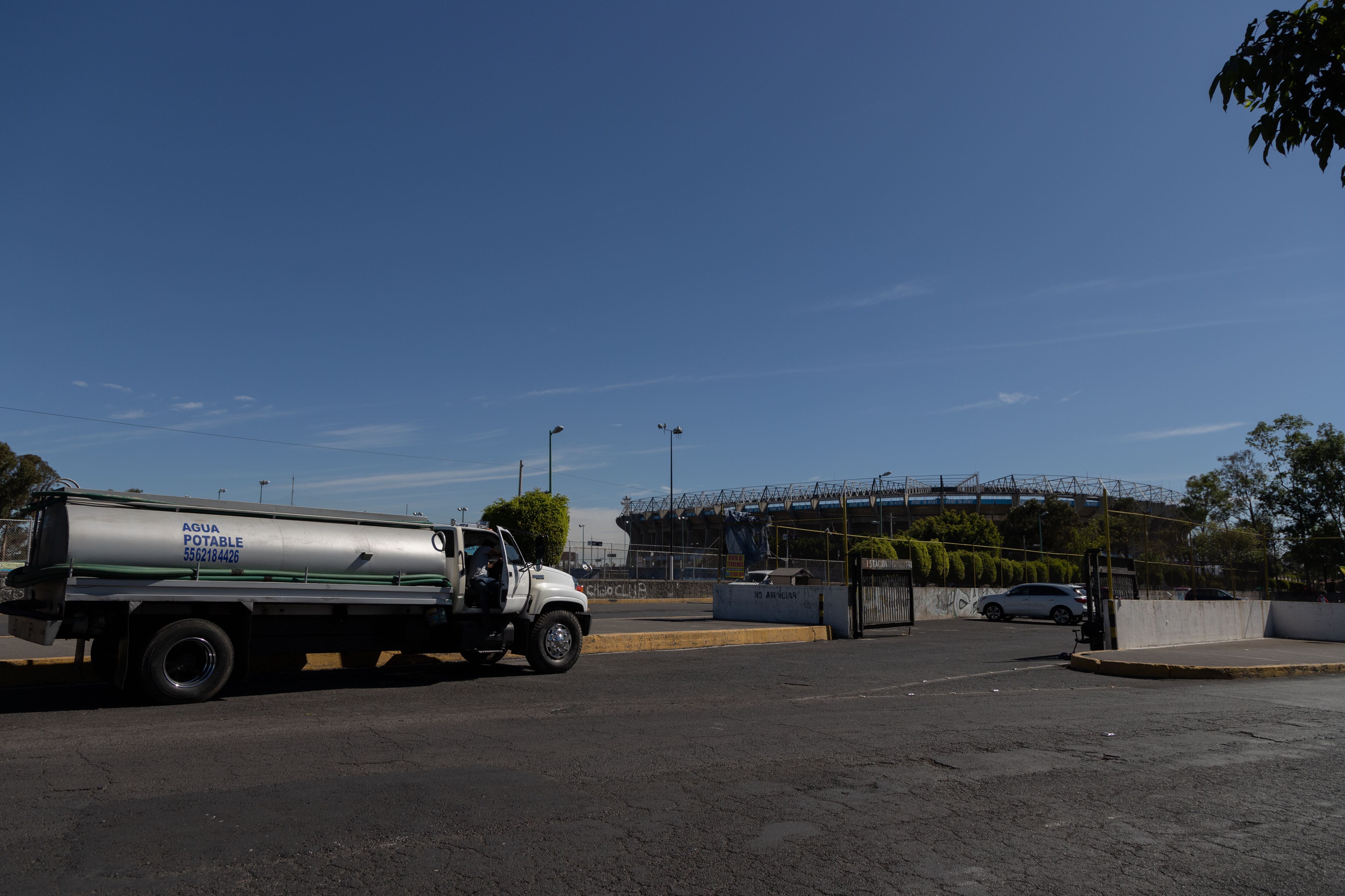 Un camión transporta agua potable en las inmediaciones del Estadio Azteca. 