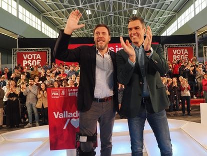 Pedro Sánchez (derecha), este domingo en un mitin en Valladolid con el alcalde de la ciudad y candidato socialista a la reelección, Óscar Puente.