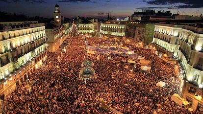 Concentración en la Puerta del Sol de Madrid del Movimiento 15-M en protesta por la situación política y económica de España, durante la campaña para las municipales de mayo de 2011.