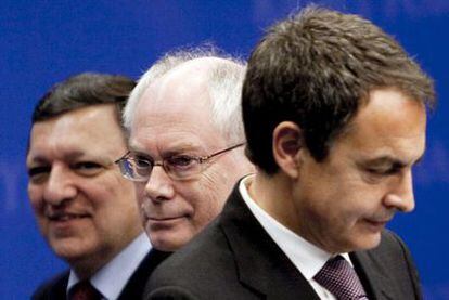 Barroso, Rompuy y Zapatero, de izquierda a derecha, en la rueda de prensa conjunta, ayer en Bruselas.