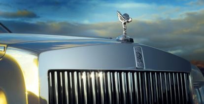 Parte frontar de un Rolls Royce Phantom, con el s&iacute;mbolo del Esp&iacute;ritu del &eacute;xtasis sobre el cap&oacute;.