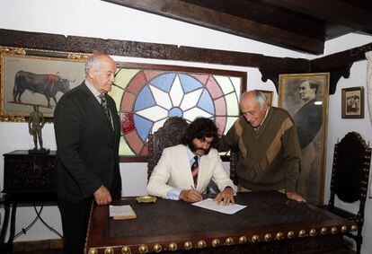 De izquierda a derecha, Ramón Valencia, Morante de la Puebla y Manuel Lozano, en el despacho de Joselito El Gallo.