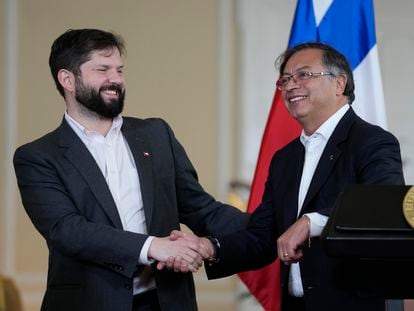 El presidente de Chile, Gabriel Boric, a la izquierda, le da la mano al presidente de Colombia, Gustavo Petro, durante su visita a Colombia, el 7 de agosto de 2022.