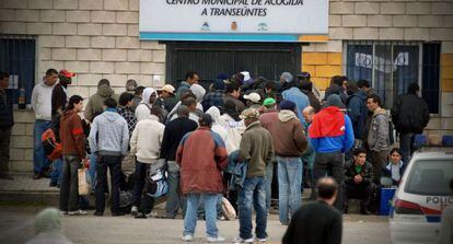 Decenas de personas se agolpan ante el Centro Municipal de Acogida a Transeúntes de Jaén a la espera de recibir el almuerzo, en una imagen de archivo.